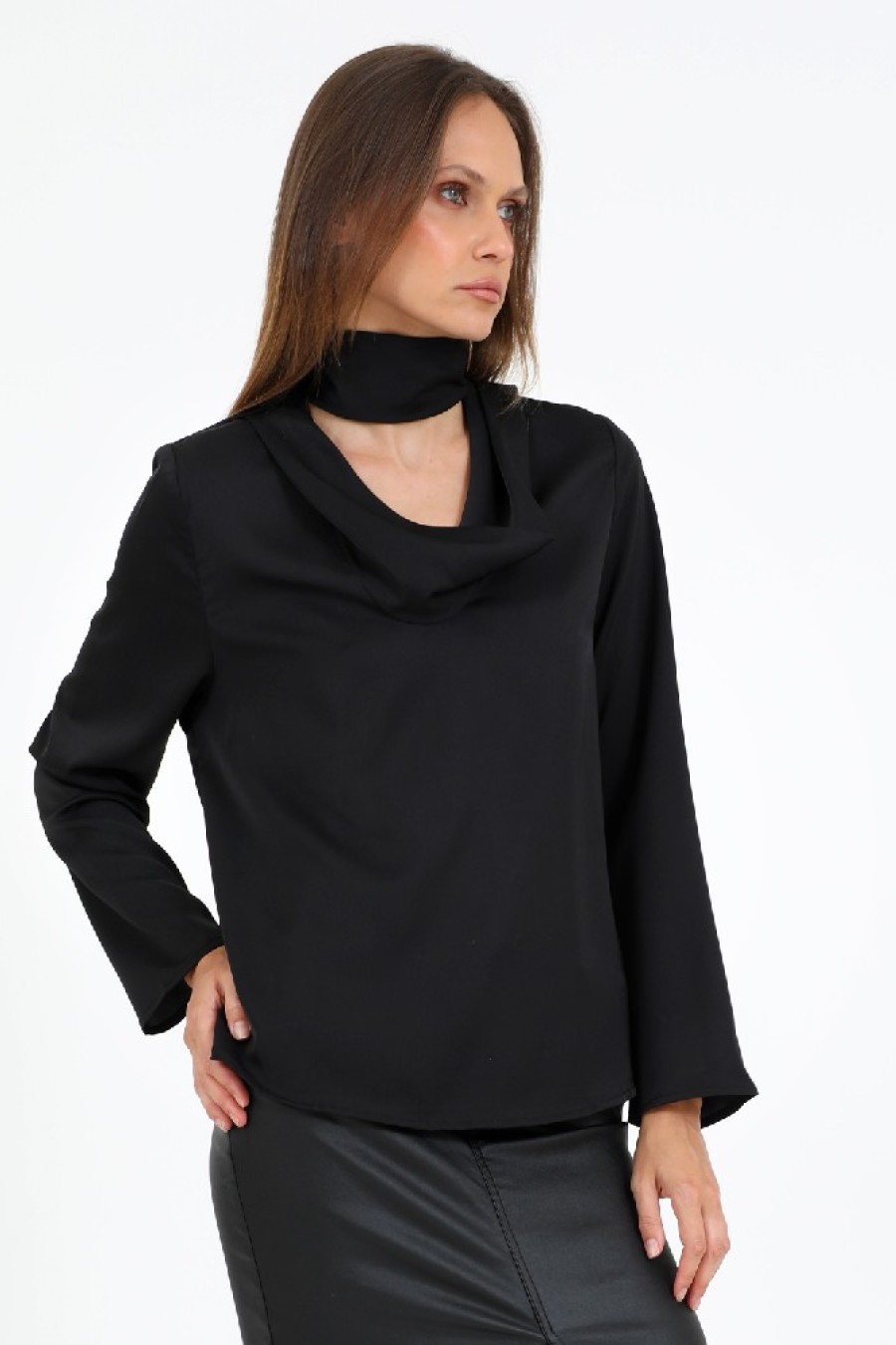 ΜΠΛΟΥΖΑ ΠΟΛΥΕΣ.ΑΝΟΙΓΜΑ ΣΤΟ ΛΑΙΜΟ ΜΑΥΡΗ