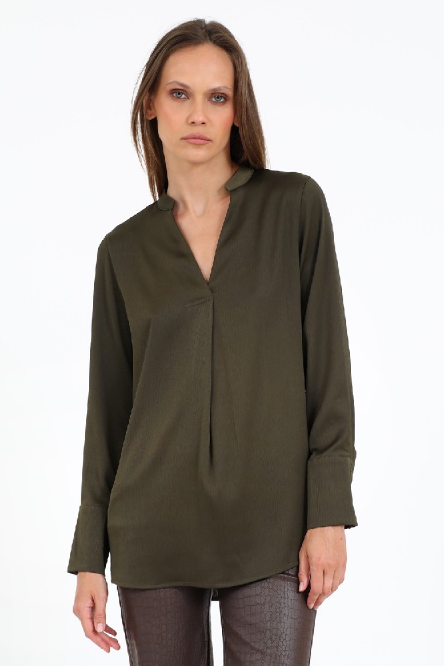 ΜΠΛΟΥΖΑ ΠΟΛΥΕΣ.ΚΟΨΙΜΟ V ΣΤΟ ΛΑΙΜΟ ΠΡΑΣΙΝΗ