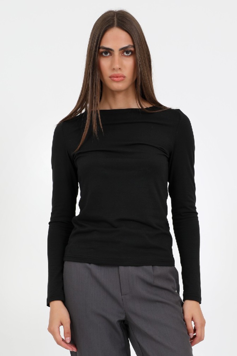 ΜΠΛΟΥΖΑ ΠΟΛΥΕΣ. ΒΑΘΙΑ ΛΑΙΜΟΚΟΨΗ ΜΑΥΡΗ